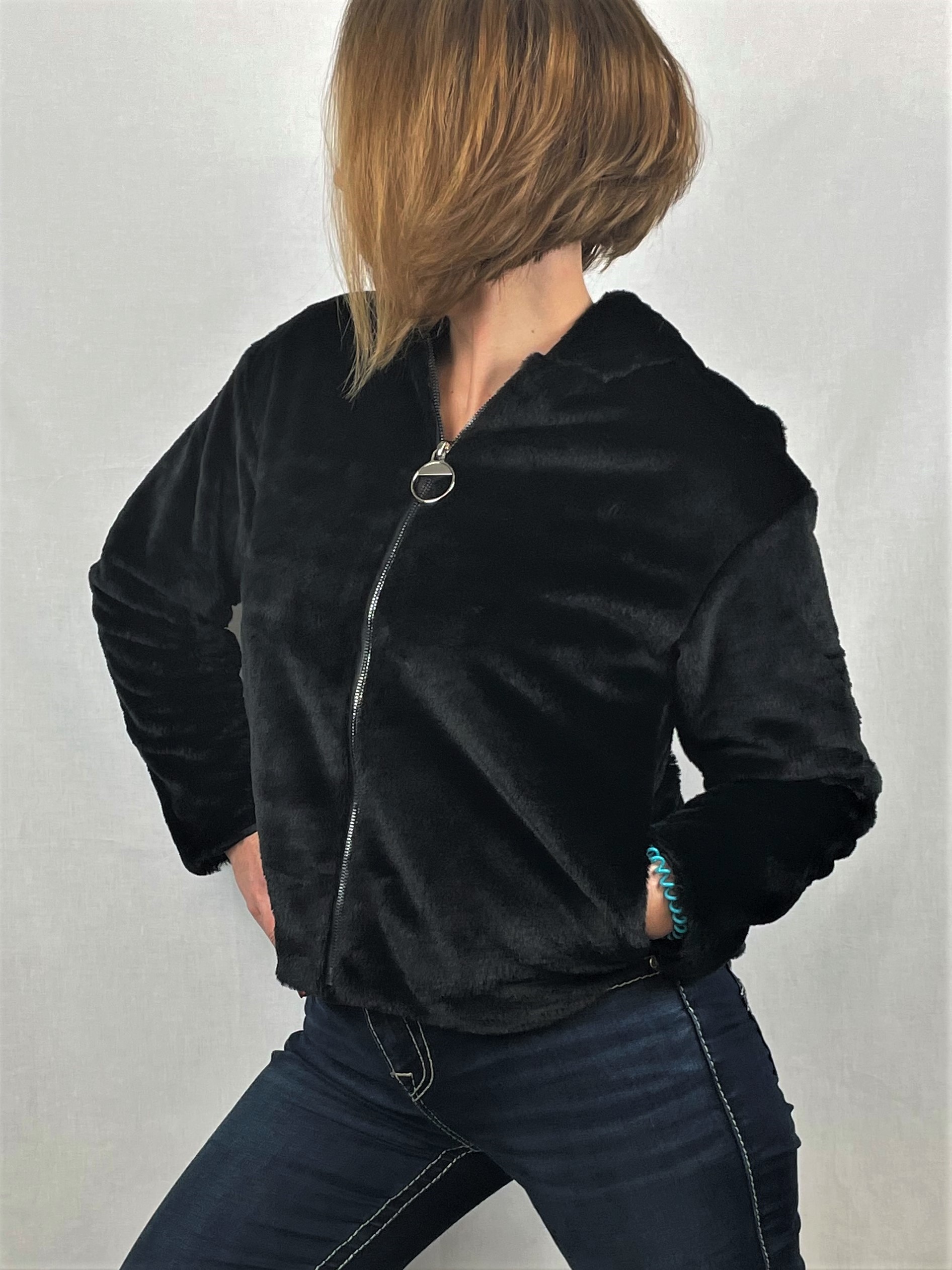 Schwarze Kunstfell-Jacke mit Kapuze