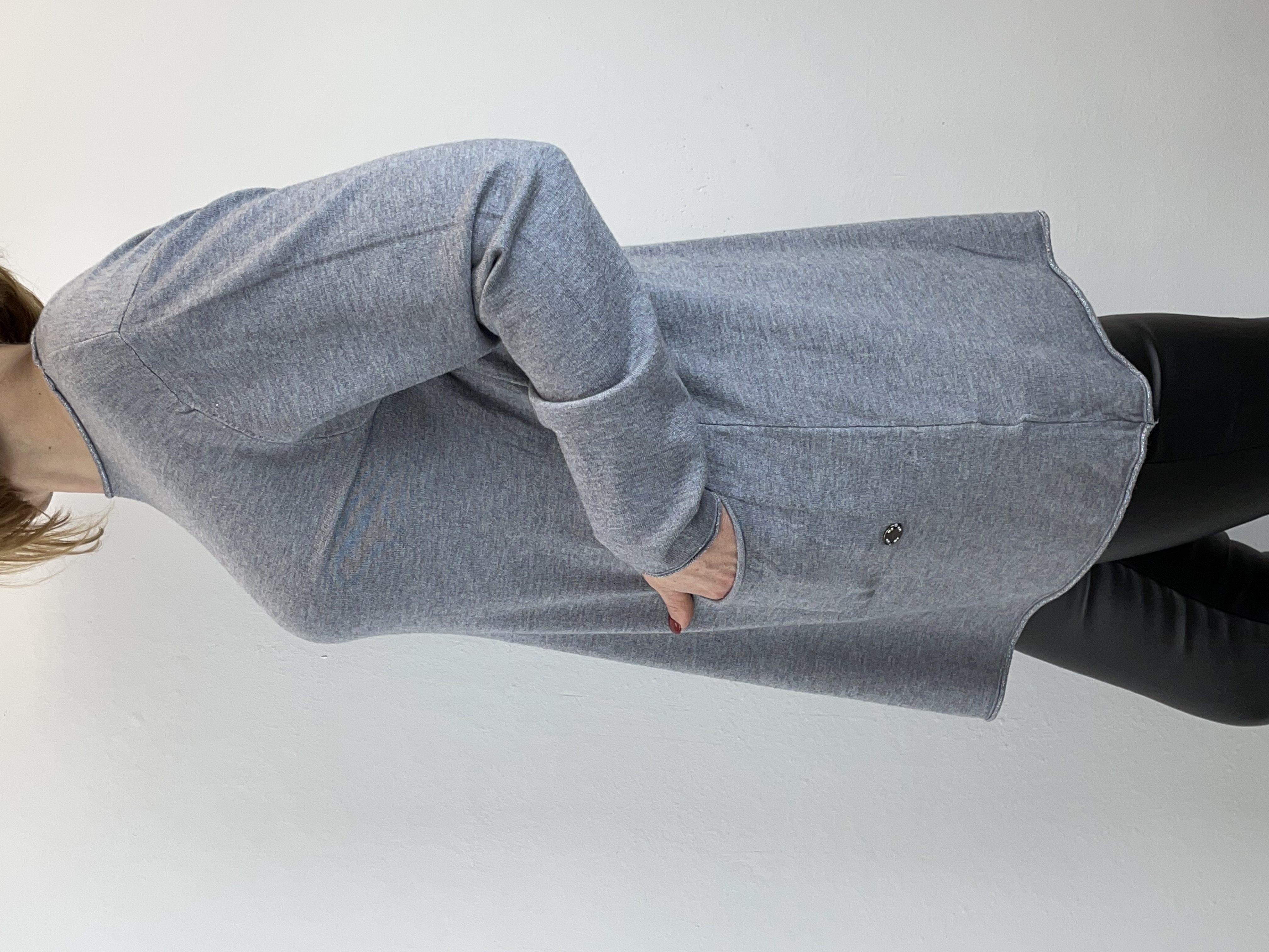 Grauer Pullover mit Knöpfe am Rückenteil