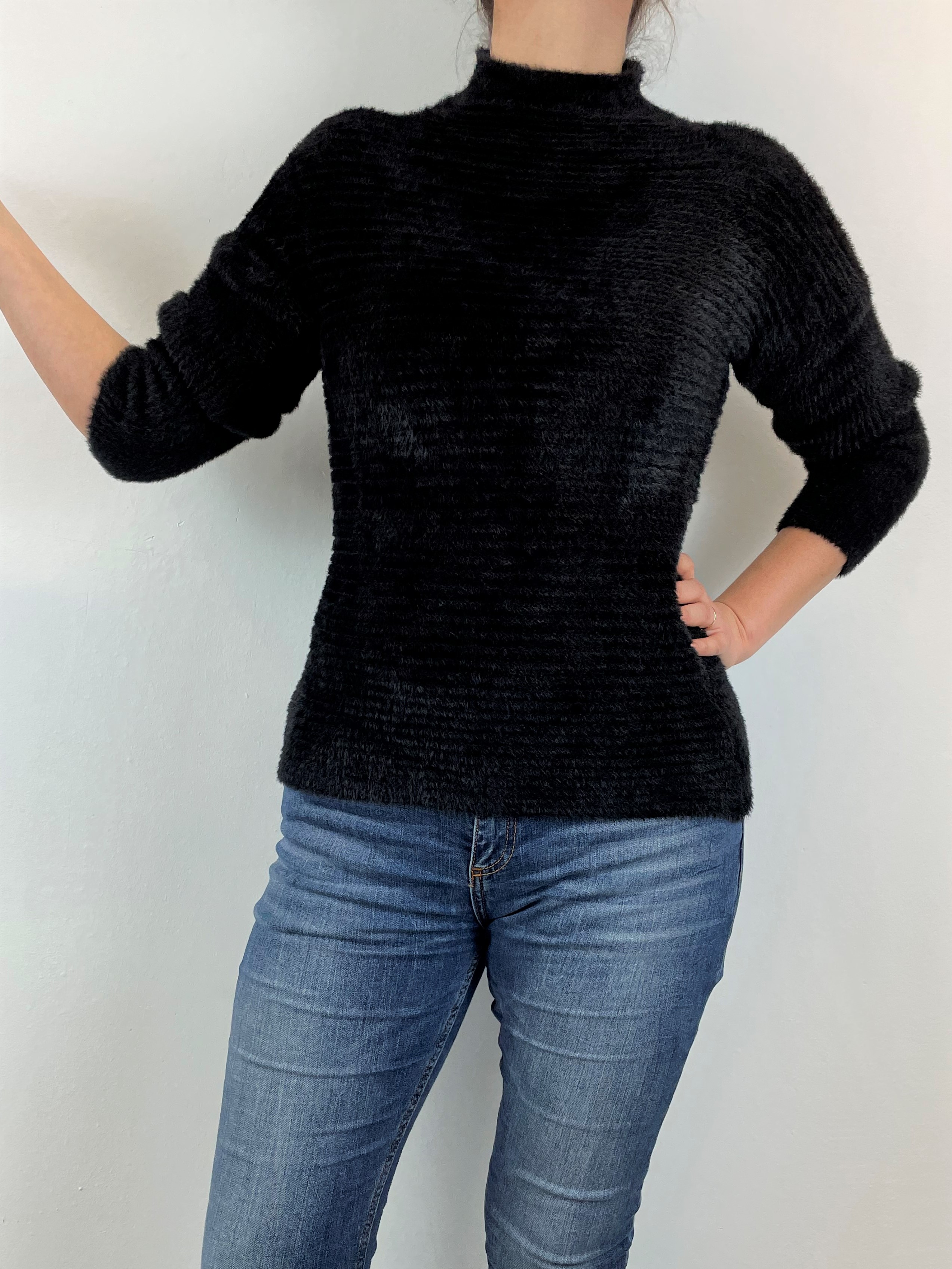 Flauschiger schwarzer Pullover