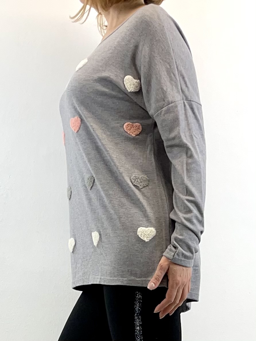 Grauer Pullover mit Herz-Muster
