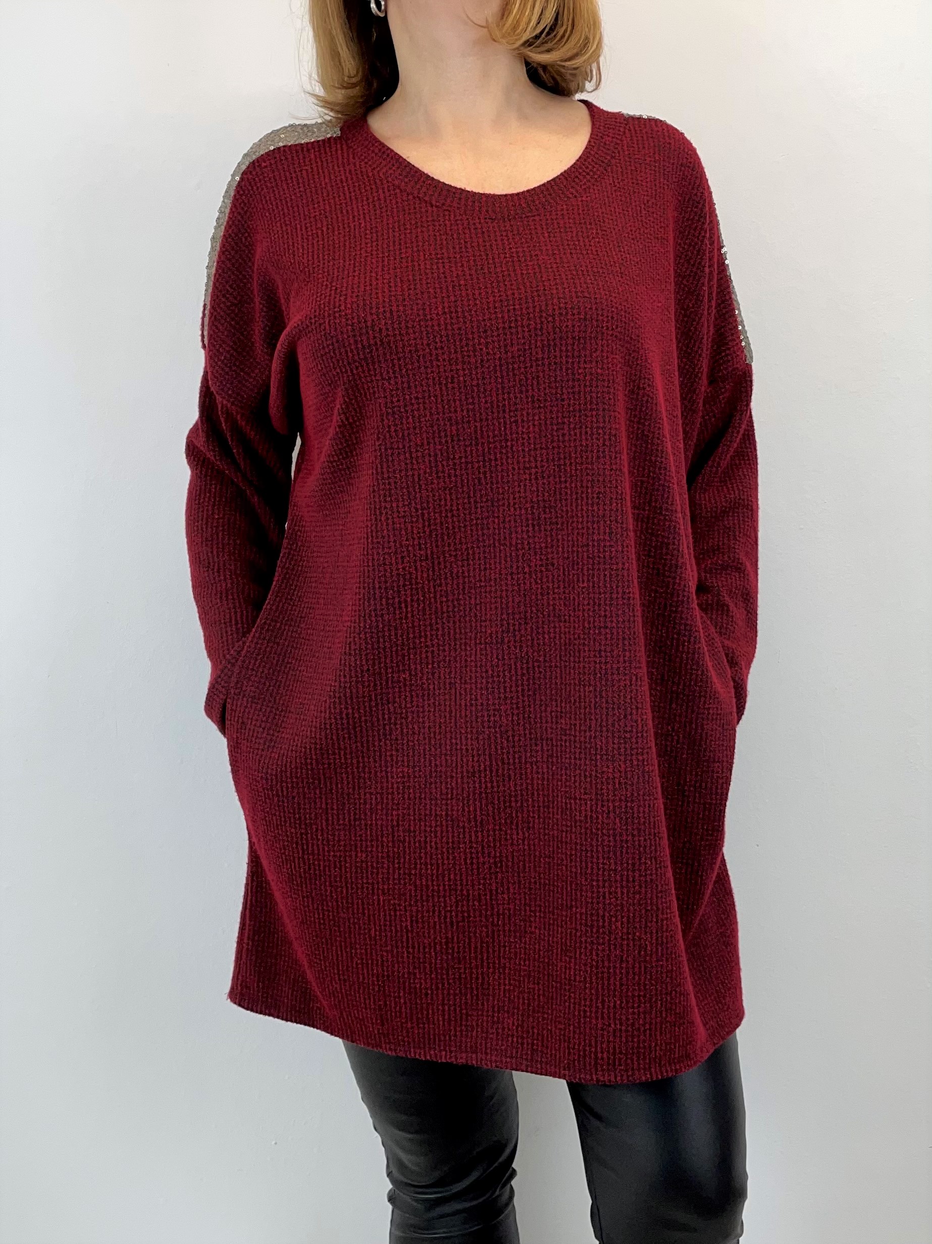 Langer Pullover in Schwarz-Rot Kleinkariert